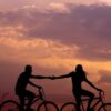 Ein sportlicher Mann und eine Frau in der Natur auf dem Fahrrad.