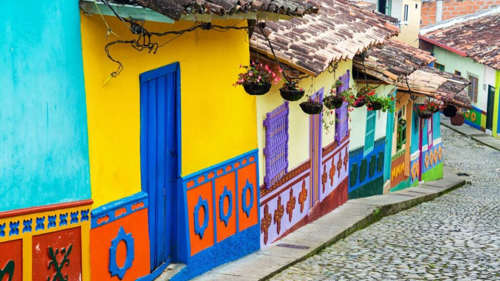 Ein buntes schönes Dorf in Kolumbien.